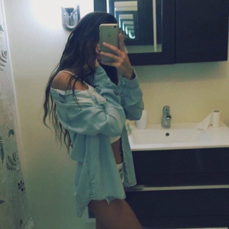 Девушка в пижаме в зеркале