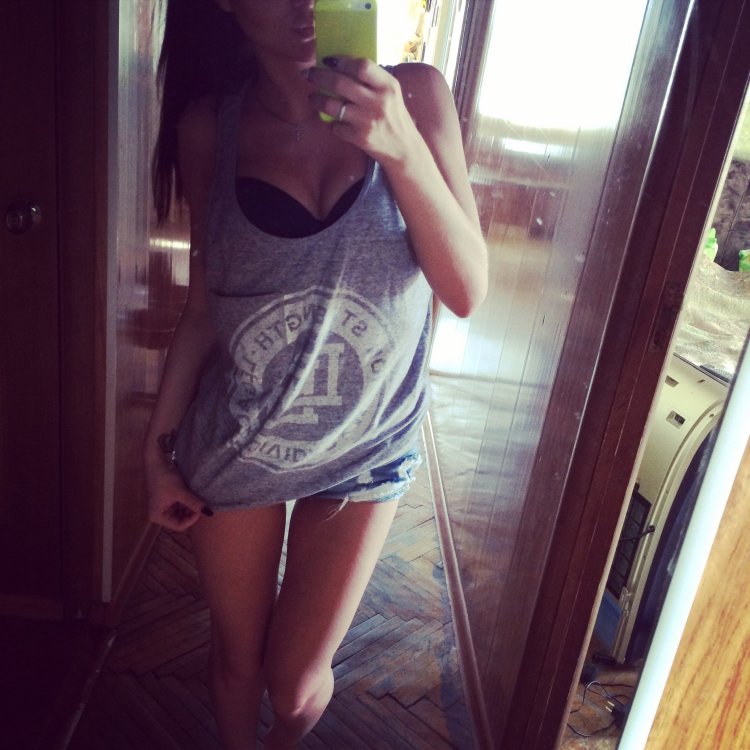 Брюнетка селфи в зеркале без лица