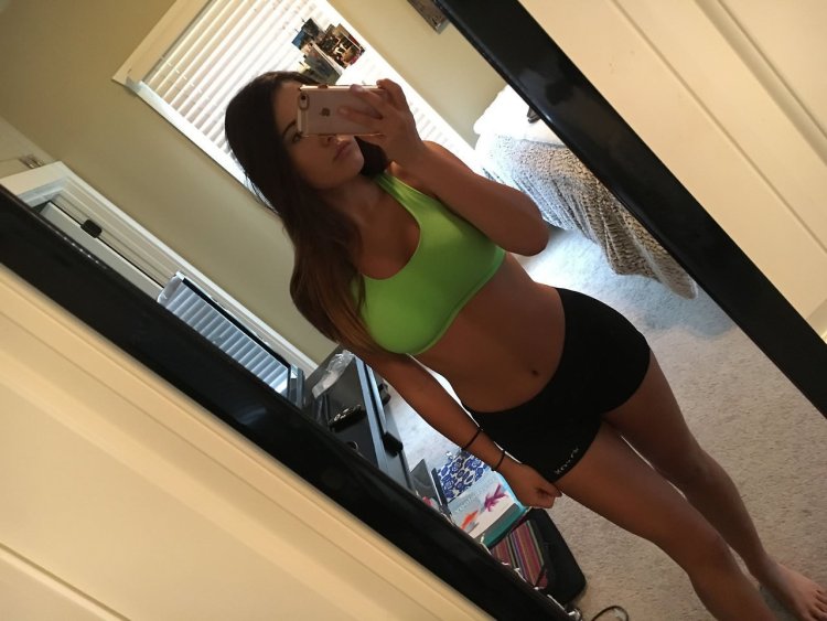 Девчонки перед зеркалом