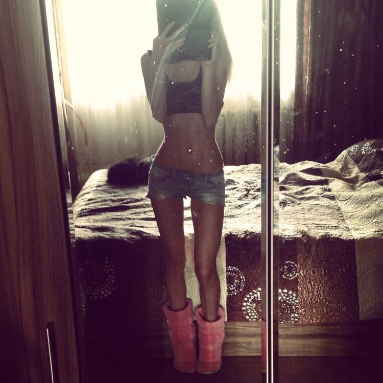 Худая девушка в зеркале