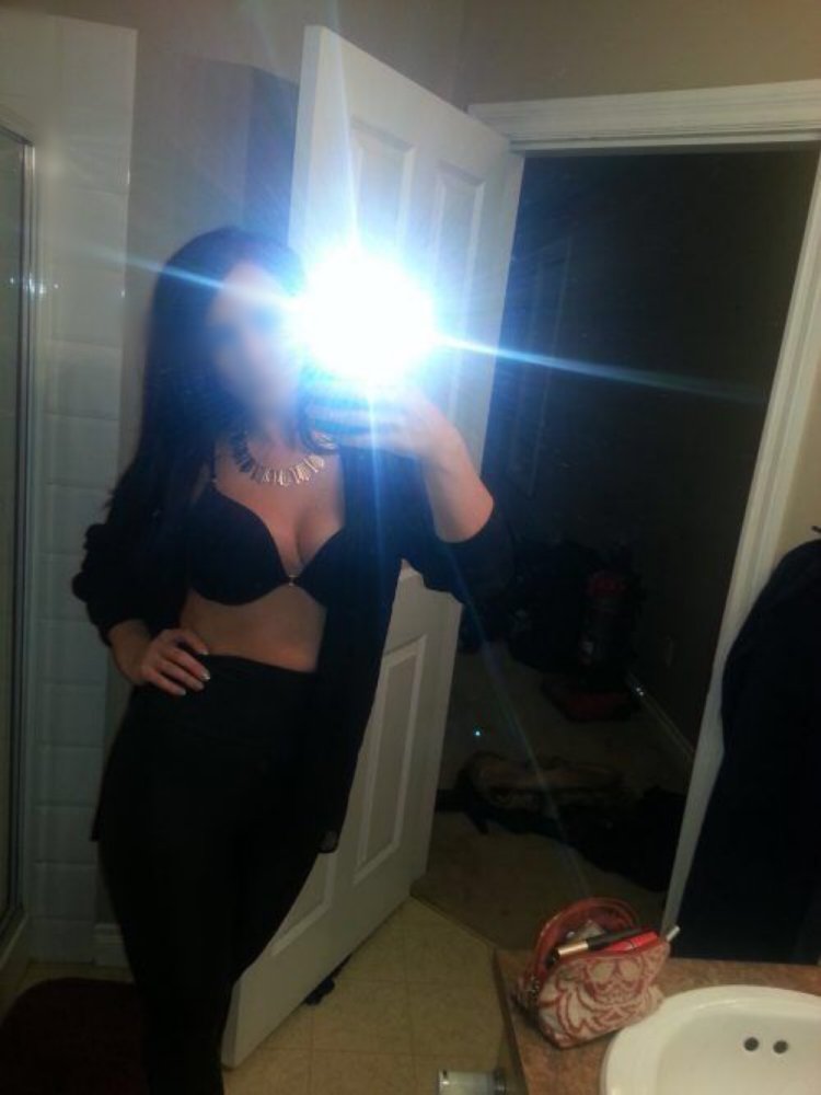 Девушка фоткает себя в темноте