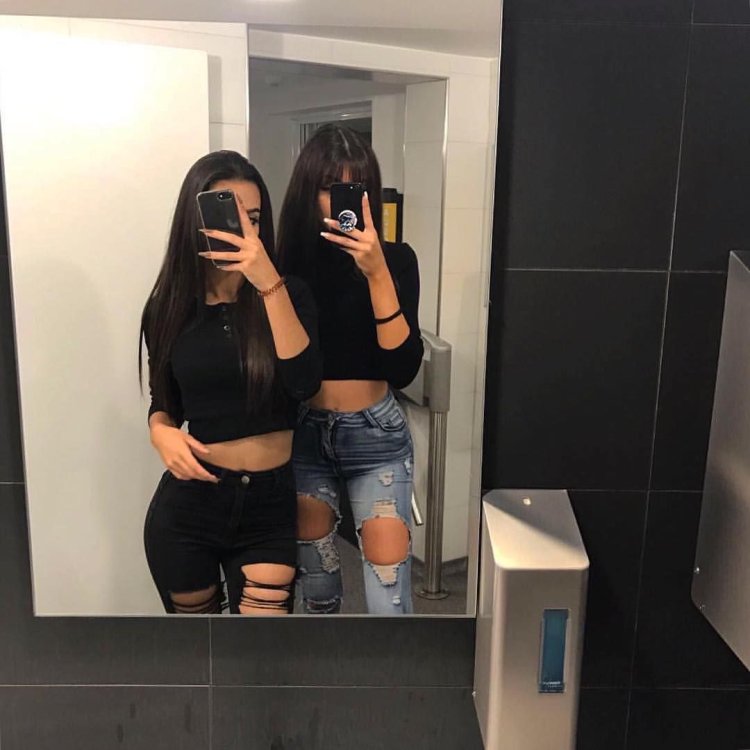 Брюнетка возле зеркала