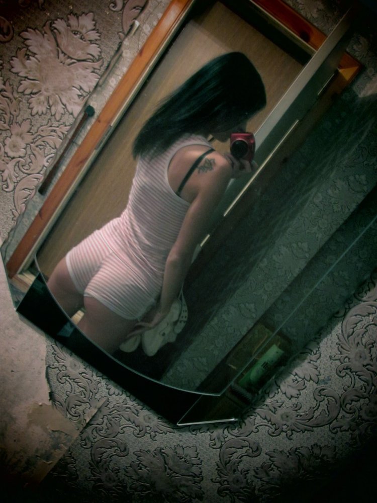 Девушка у зеркала со спины