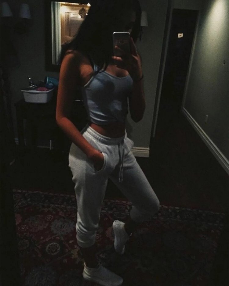 Красивая девушка перед зеркалом