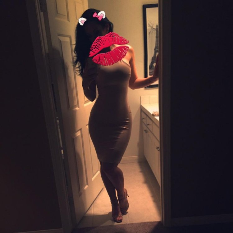 Джейден Джеймс в обтягивающем платье