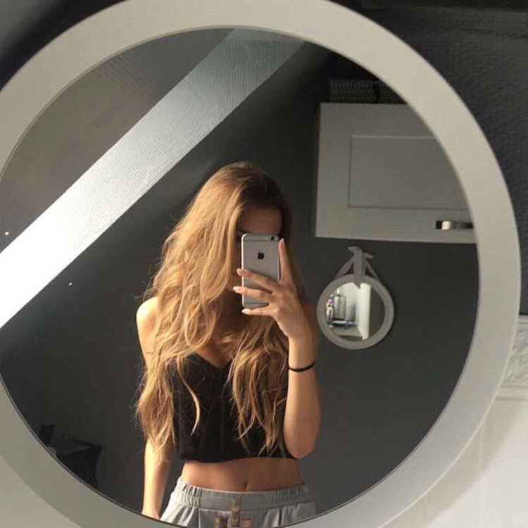 Красивая девушка в зеркале