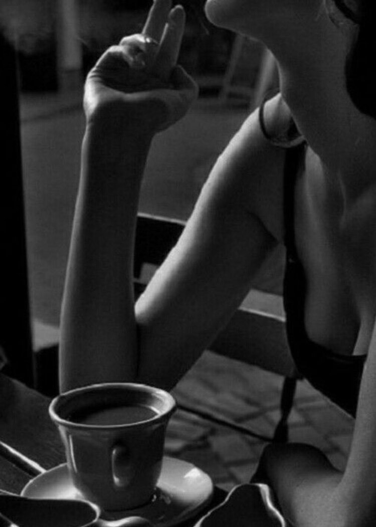 Красивая девушка с сигаретой и кофе