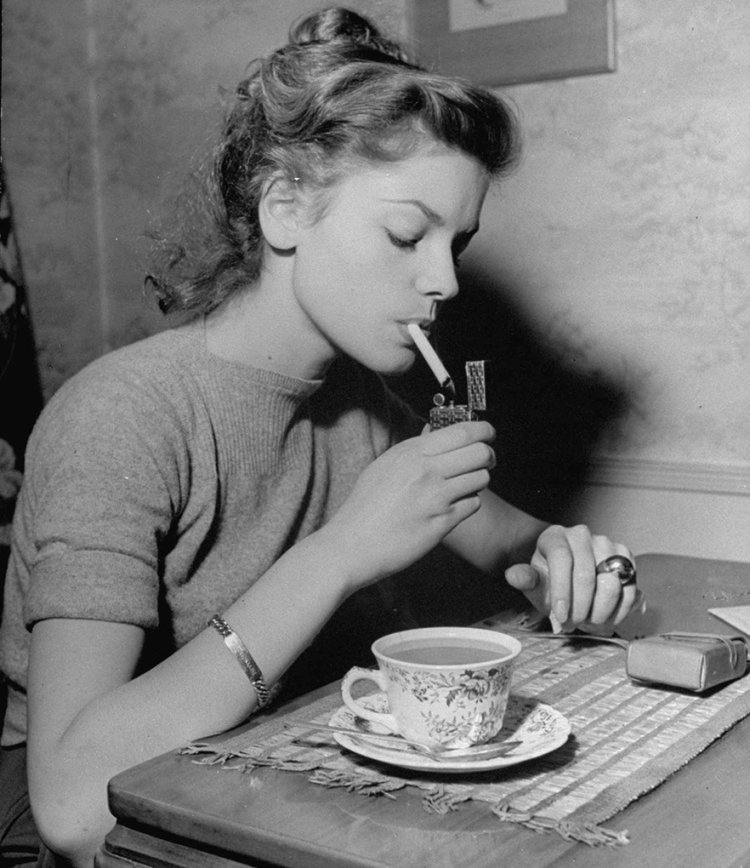 Лорен Бэколл с сигаретой