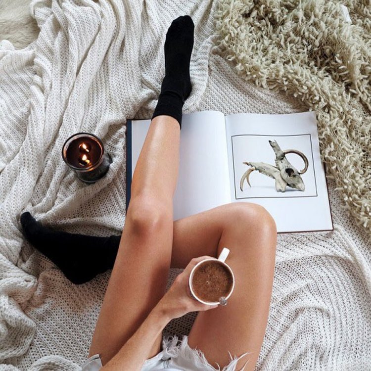 Кофе и ноги девушки