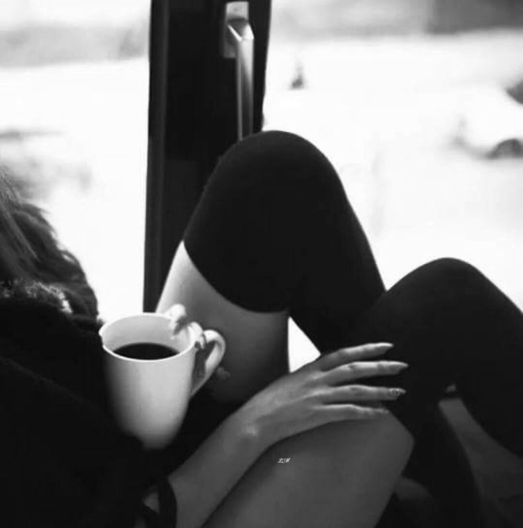 Брюнетка с кофе без лица