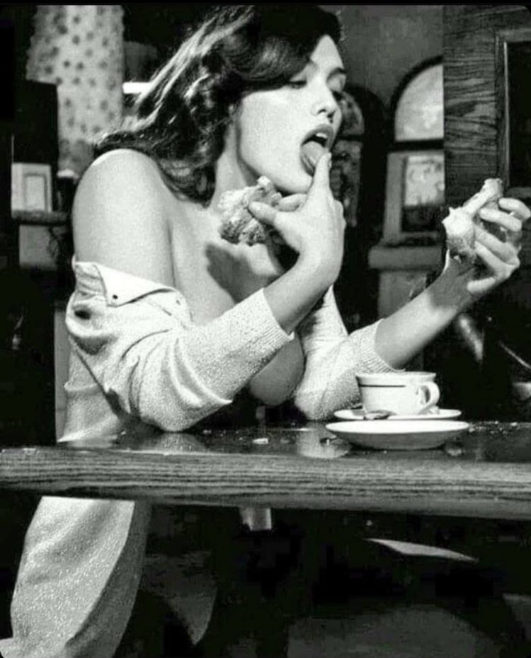 Женщина с сигаретой и кофе