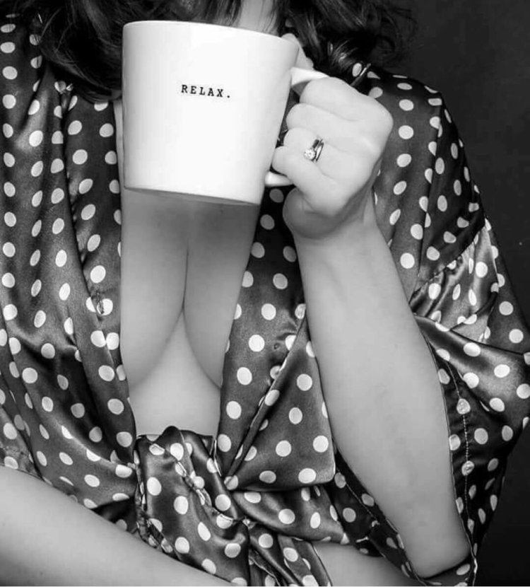 Девушка в декольте с кофе