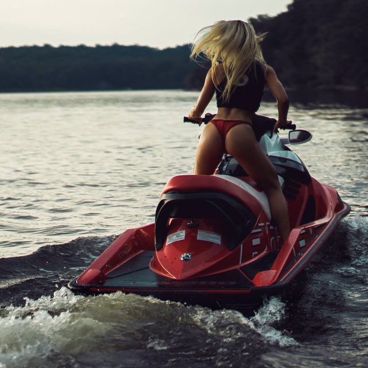 Аквабайк женщины Мишенина