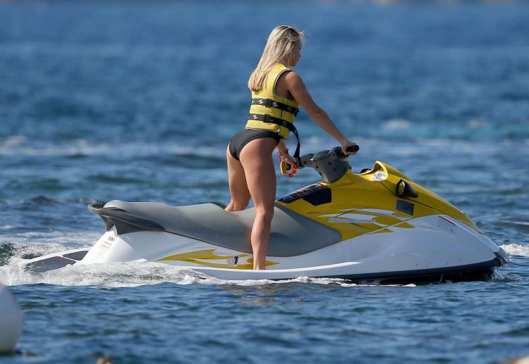 Серфинг девушки блондинки