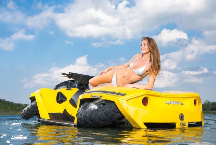 Кендалл Дженнер на гидроцикле