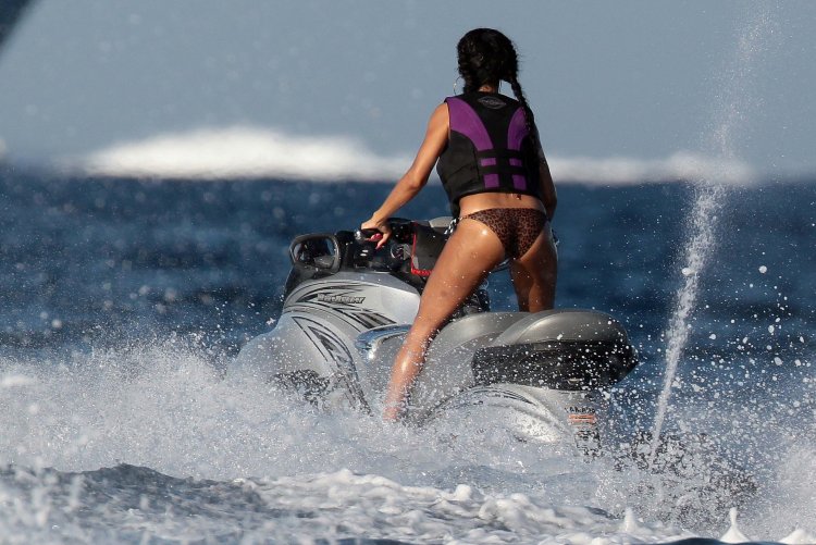 Эшли Грэм в купальнике Малибу