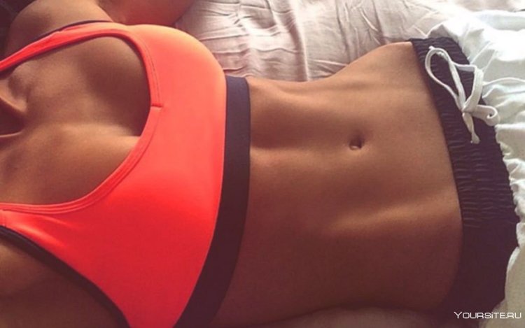 Спортивный подтянутый женский живот