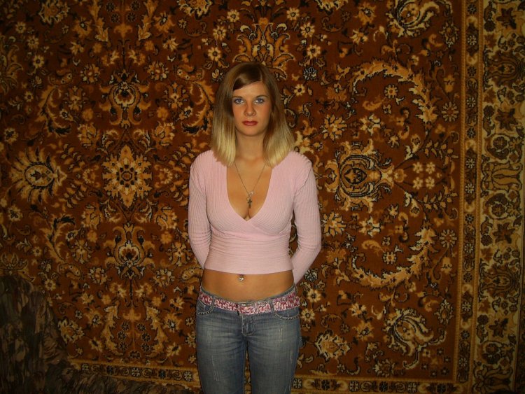 Русские женщины на фоне ковра