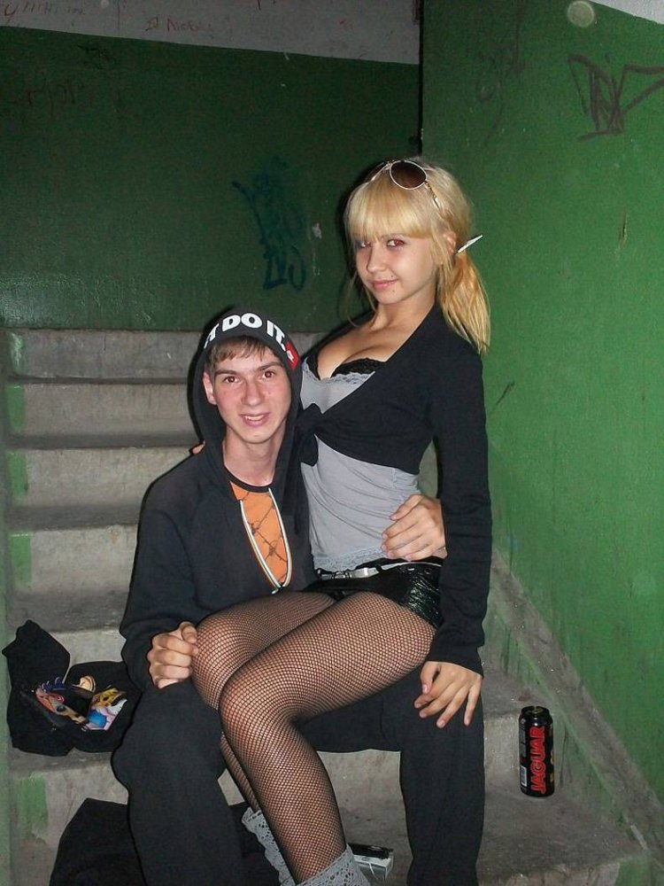 Молодежь в подъезде