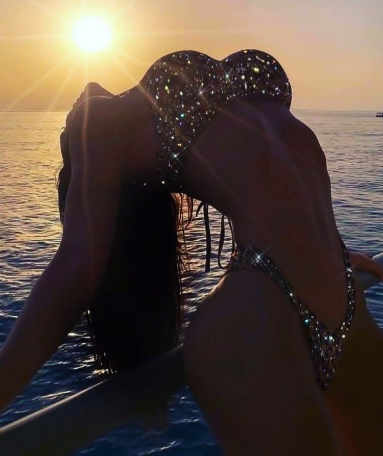 Niece Waidhofer в платье