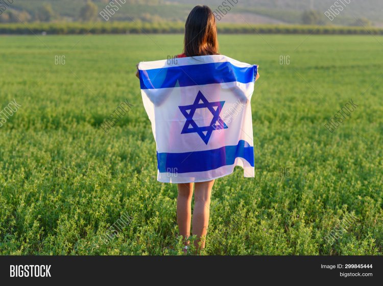 Девушка с еврейским флагом