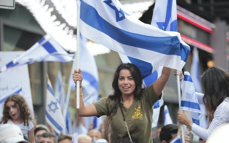 Девушка с флажком Израиля