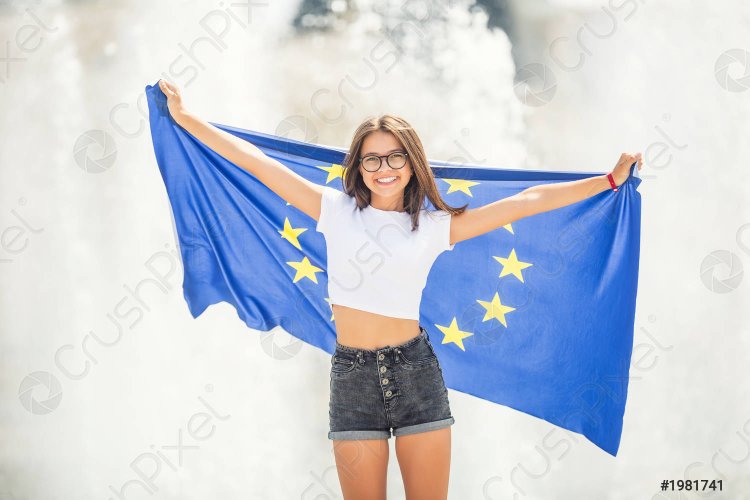 Девушка с сербским флагом