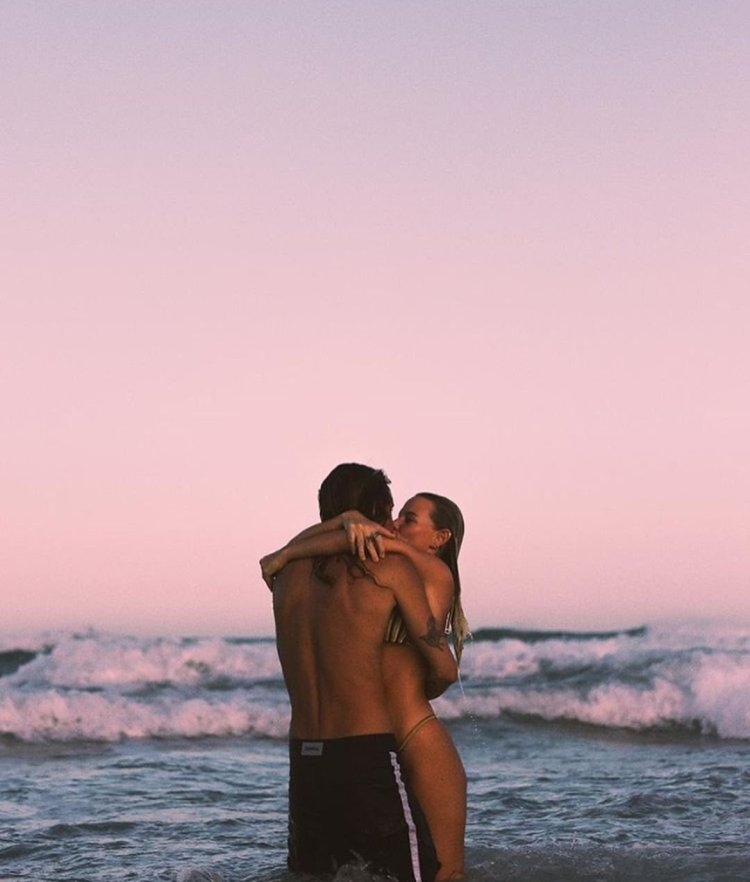 Влюбленные пары на пляже