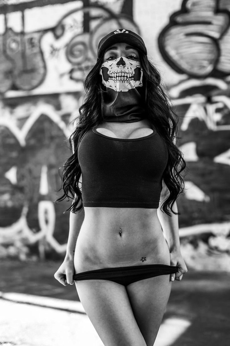 Девушки в коротких майках