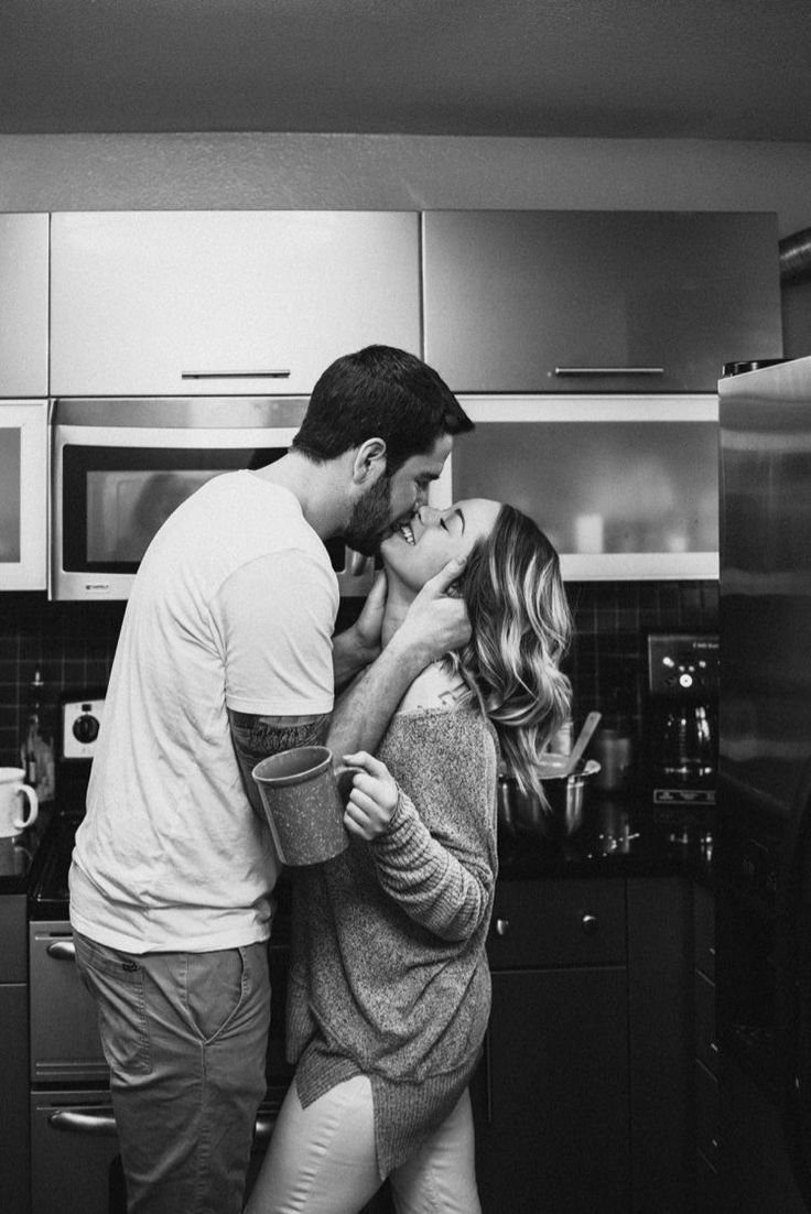 Фотосессия пары на кухне