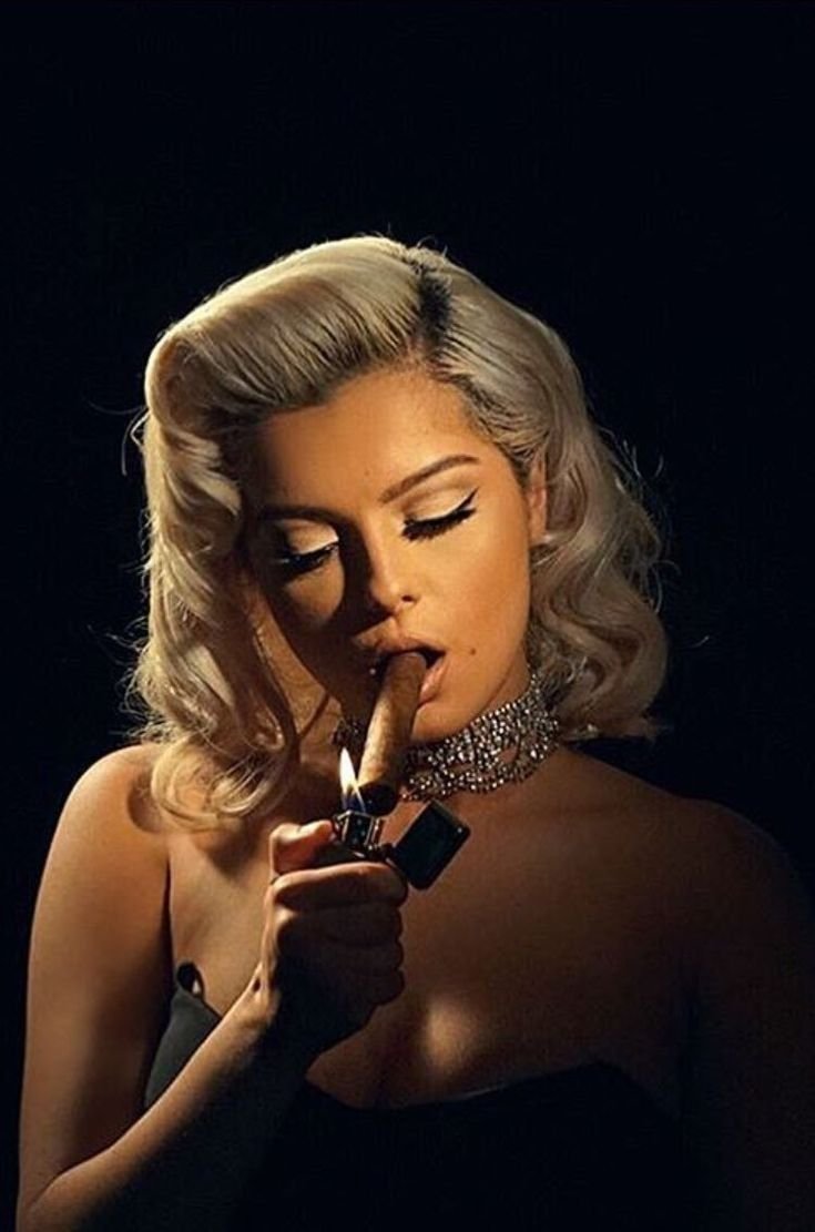 Девушка с сигарой