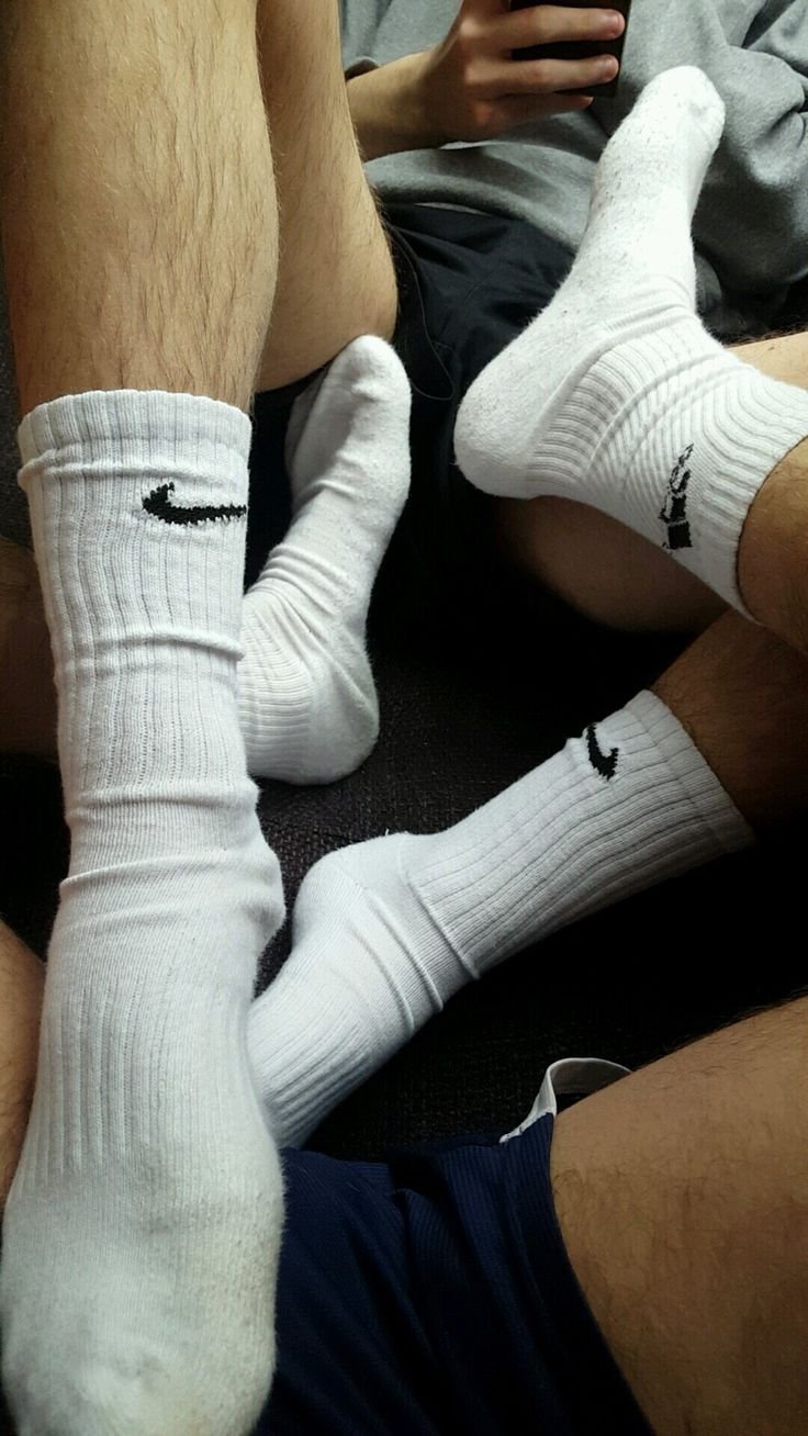 Красивые девушки в кроссовках