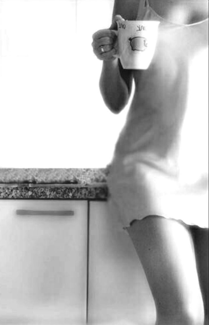 Девушка с кофе на кухне