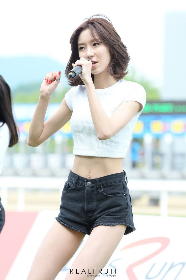 Дженни Ким в белом