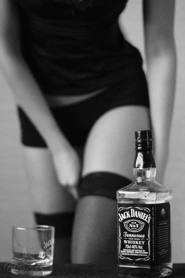 Девушка с виски