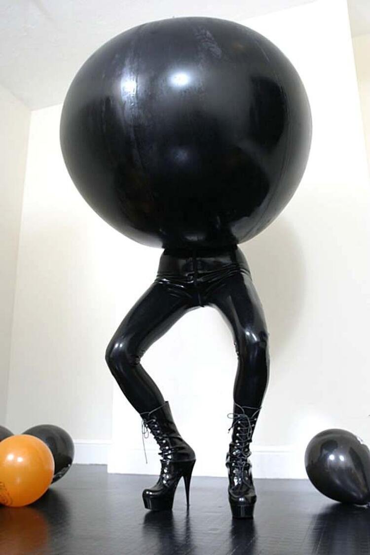 Девушка в латексном шаре