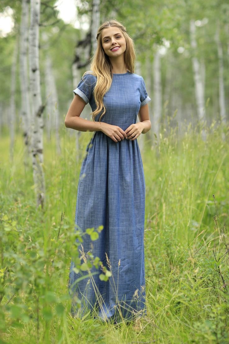 Скромная девушка в платье