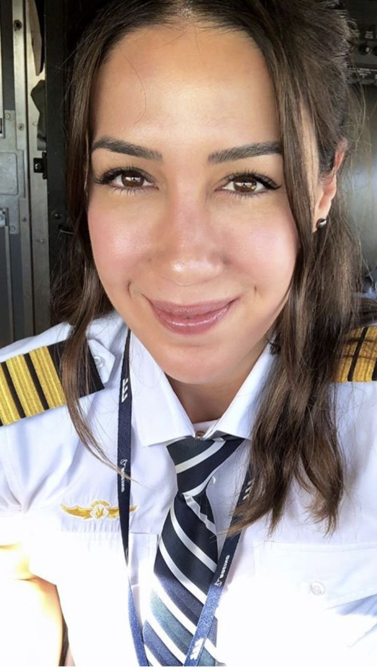Девушка в форме пилота
