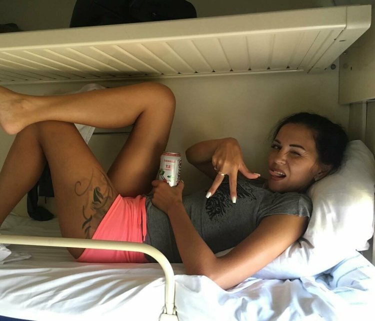 Парень спит в поезде