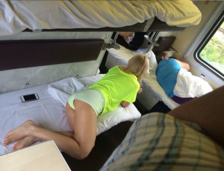 Девушка в поезде