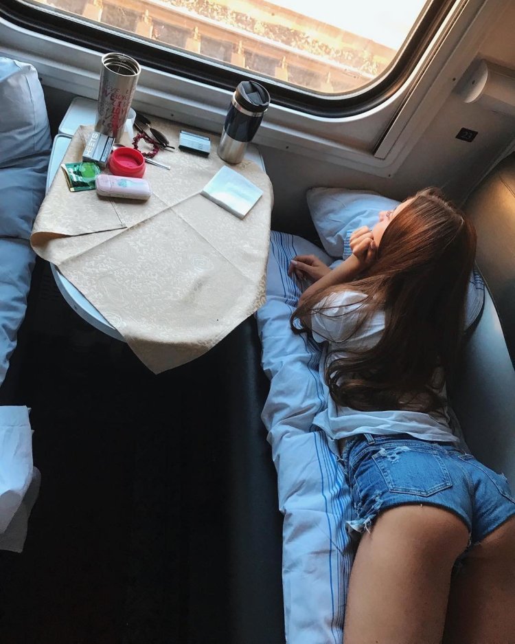 Девушка в поезде