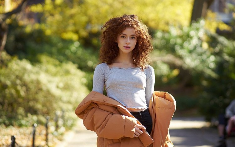 Шатенка с волнистыми волосами