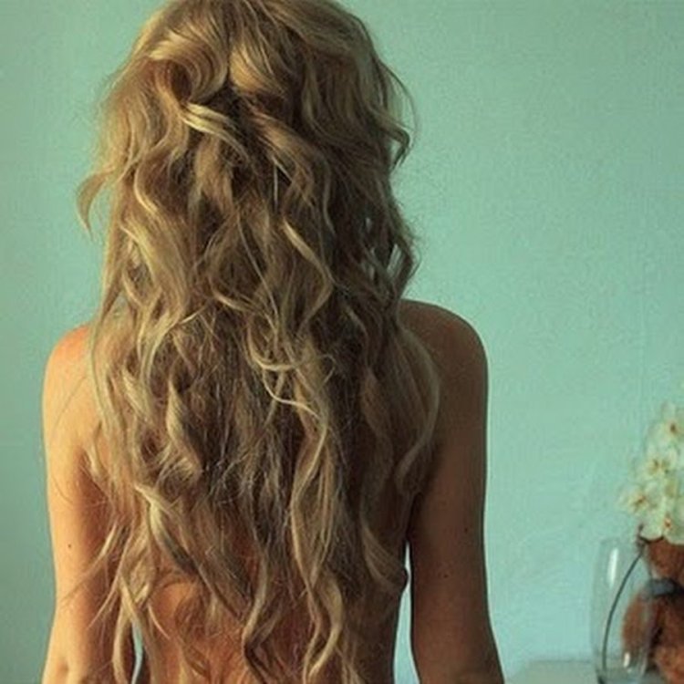 Девушка с длинными русыми волнистыми волосами