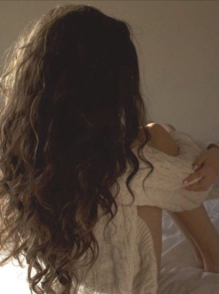 Девушка с кудрявыми волосами со спины