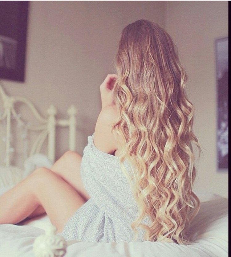 Длинные волнистые светлые волосы