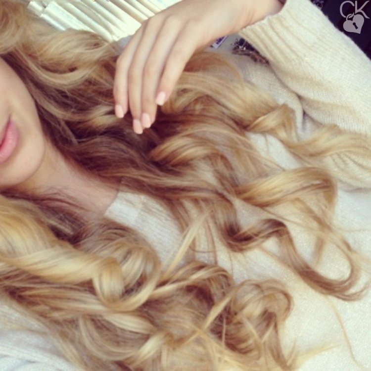 Блондинка с длинными волосами селфи