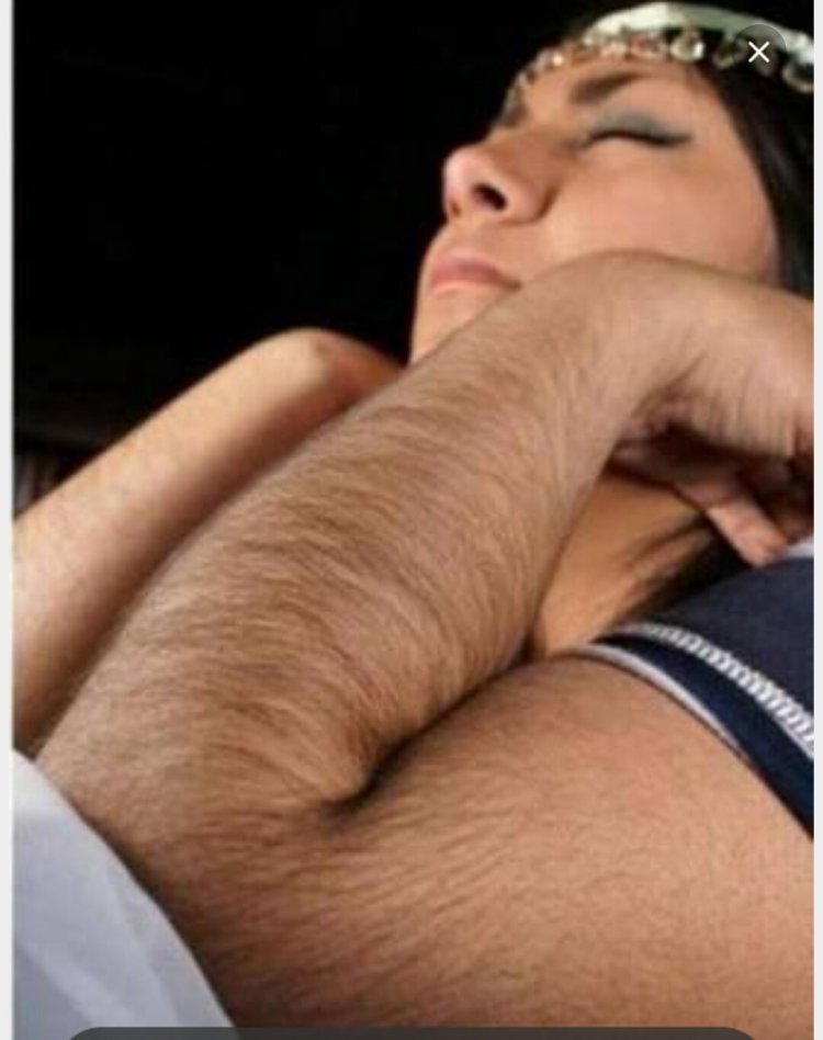 Девушка с волосатами рукам