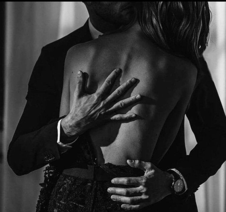 Кара Делевинь подмышки