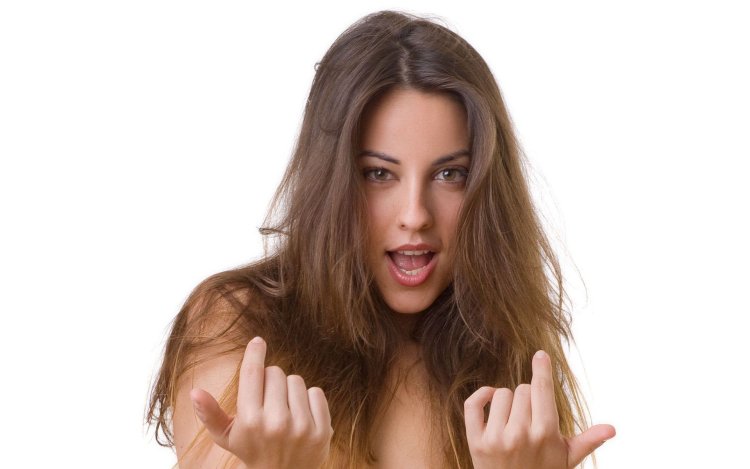 Девушка с бритыми подмышками