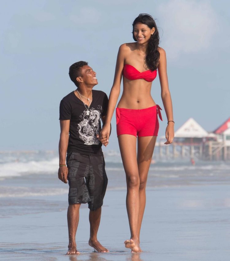 Красивые девушки баскетболистки в купальнике